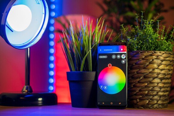 Ladda din mobiltelefon med hjälp av en smart lampa