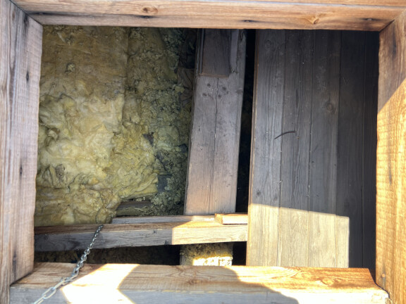 Det är många gånger arbete i trånga utrymmen som krävs, som här. En bult ska fästas under taket för att säkra konstruktionen och det kräver att montörerna får krypa under taket bland isolering för att göra jobbet.