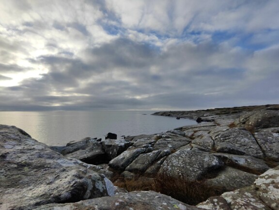 Vidvinkel på landskap vid Gubbanäsan i Varberg, taget med Xiaomi 12T Pro. Foto: Anna Boussard