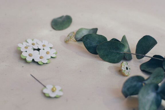 Årets majblomma börjar säljas och nu kan man betala med Swish