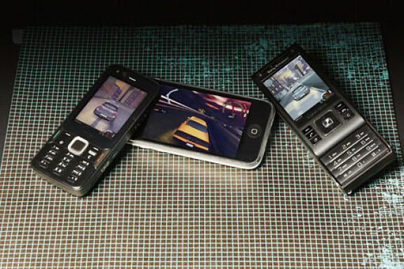 Ett program som utvecklats för en viss telefonmodell kommer inte automatiskt att fungera på alla andra mobiler.