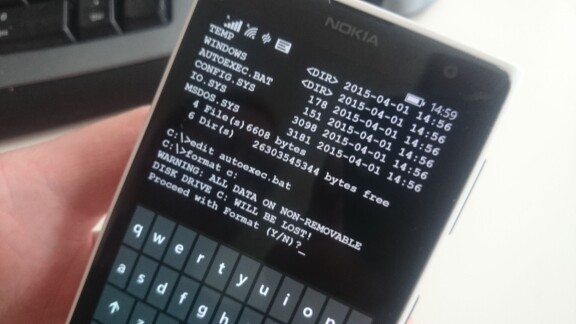 Microsoft: MS-DOS i mobilen Microsoft ansträngde sig ordentligt igår när de ambitiöst lanserade MS-DOS för mobiler. Faktum är att det till och med finns en app som i alla fall som det ser ut erbjuder MS-DOS för din Windows-mobil. Det välkända modemljudet finns med och en hel del kommandon fungerar faktiskt, även om det är, just det, ett aprilskämt.