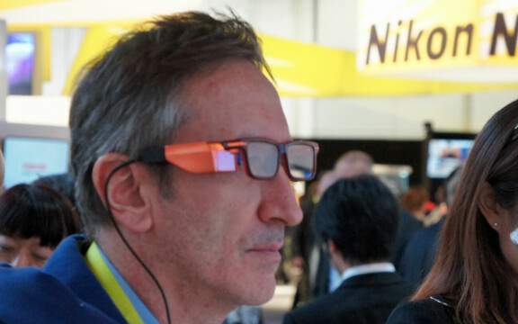 Toshiba hakar på Även Toshiba hakar på glasögontrenden med en Google Glass-liknande historia. Här handlar det däremot inte om en pryl som kan hakas fast på egentligen vilka brillor som helst, utan Toshiba har istället tagit hjälp av en japansk glasögontillverkare för att ta fram en serie bågar med speciella fästen för skärmdelen.